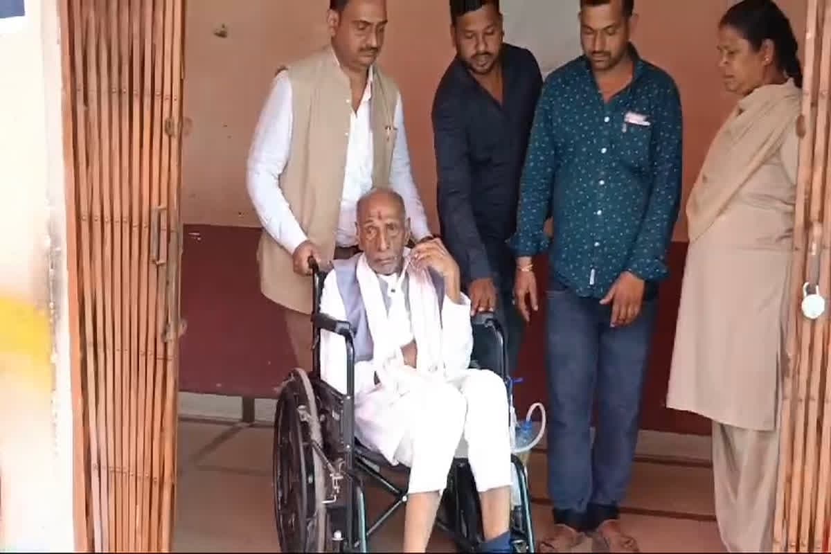 CG Nikay Chunav 2025 LIVE : लोकतंत्र की सबसे खूबसूरत तस्वीर, अस्पताल से सीधे मतदान केंद्र पहुंचे 85 वर्षीय बुजुर्ग, डेढ़ महीने से थे भर्ती