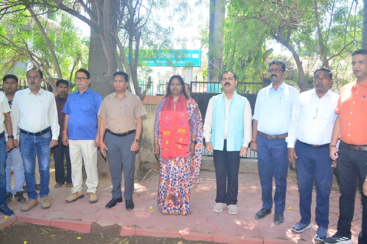 Ambikapur Nagar Nigam Decision: अब प्रतिदिन राष्ट्रगान के साथ होगी दफ्तर की शुरुआत, इस वजह से लिया गया निर्णय
