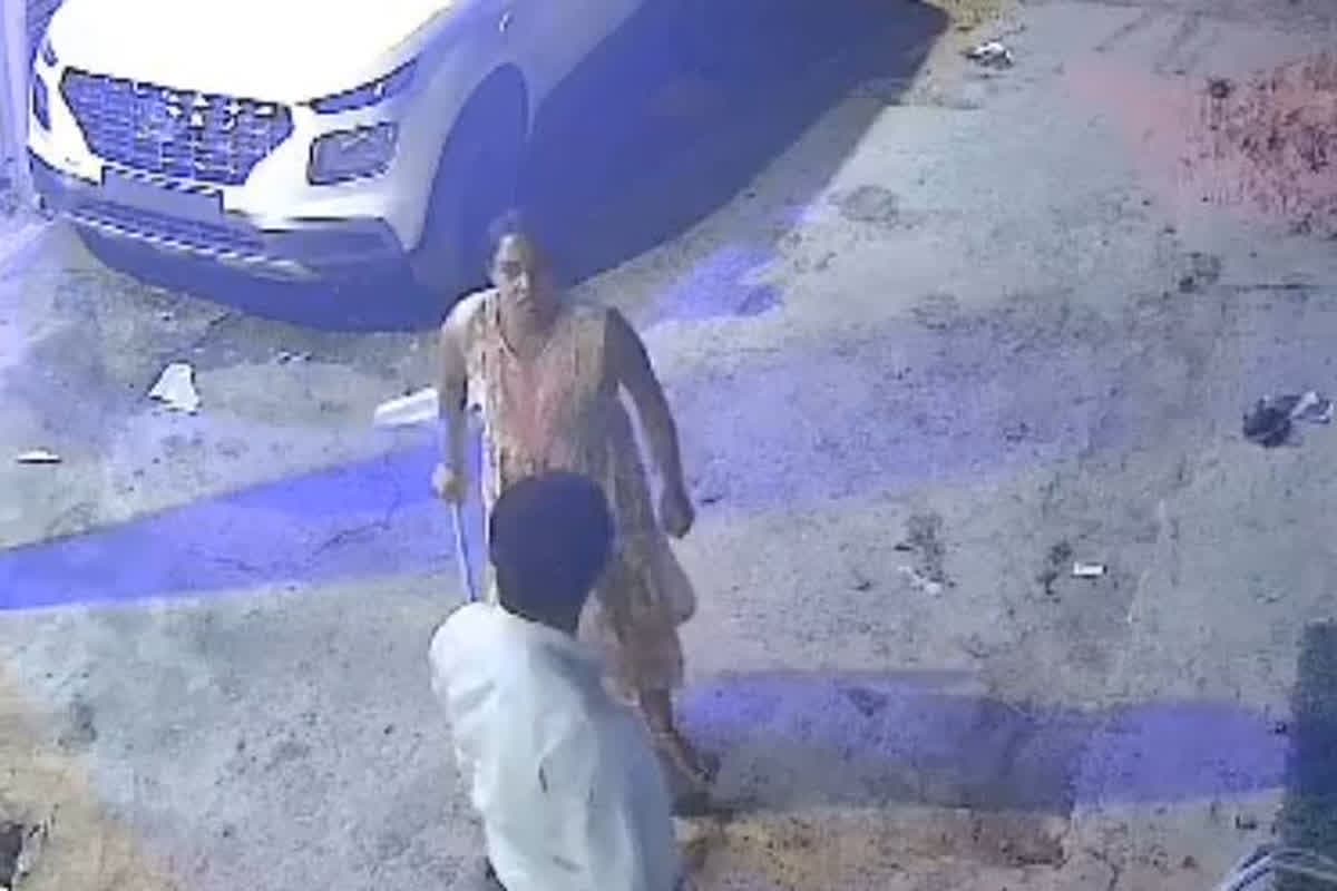 Blue Drum Threat News: ‘मुंह बंद रखो वरना कटवाकर नीले ड्रम में भरवा दूंगी’ आशिक के साथ रंगे हाथों पकड़ाई पत्नी तो इंजीनियर पति को दी धमकी, वीडियो आया सामने