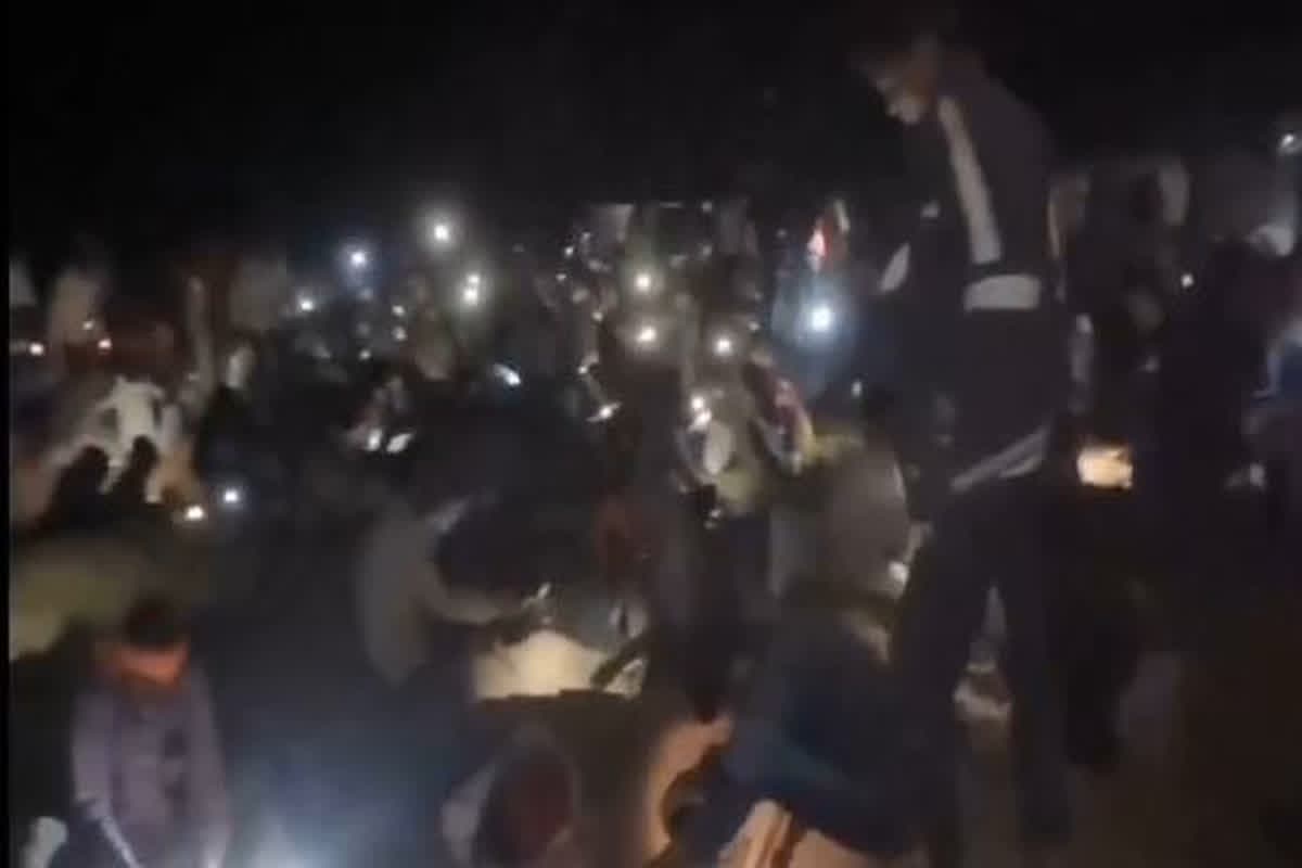 Khajana Khojne Pahuche Gramin: फिल्म छावा देखकर मुगलकालीन सिक्कों की तलाश में असीरगढ़ किला पहुंचे सैकड़ों ग्रामीण, रातोंरात खोद डाली आस-पास की कई एकड़ जमीन, वीडियो हुआ वायरल