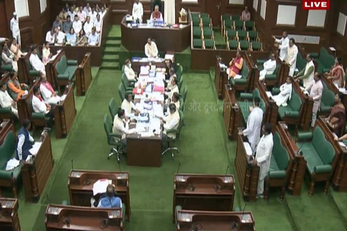 CG Vidhan Sabha Budget Session: महतारी वंदन योजना पर सदन में जमकर हंगामा, मंत्री के जवाब से विपक्ष असंतुष्ट, सदन से किया वॉकआउट