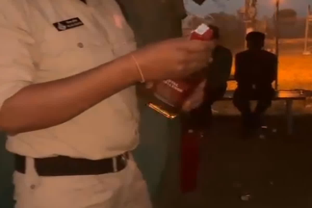 CRPF Jawan Smuggling Liquor Video: आर्मी कैंटीन के ब्रांडेड शराब की तस्करी, ढाबे में बेचते CRPF के जवान को रंगे हाथों पकड़ा, वीडियो हुआ वायरल