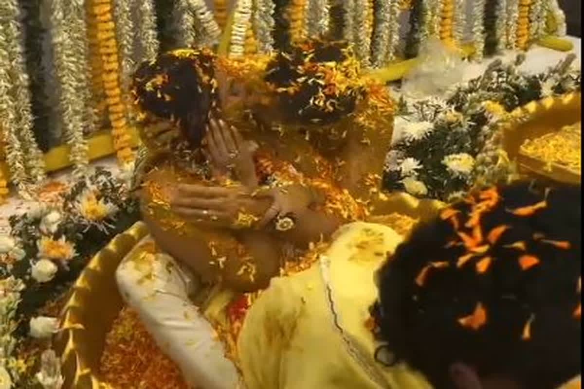 Dulha Dulhan Romance Video: बिना ब्रा के फूलों से बना ब्लाउज पहनकर आई दुल्हन, देखते ही अनकंट्रोल हुआ दूल्हा, मेहमानों के सामने ही हो गए शुरू, देखिए वीडियो