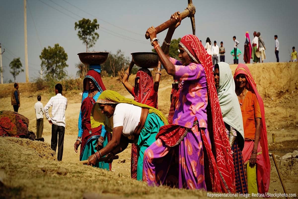 MNREGA Wages Latest News : मनरेगा श्रमिकों के लिए खुशखबरी, इतने रुपए तक बढ़ सकती है मजदूरी, संसदीय समिति ने की सरकार से सिफारिश