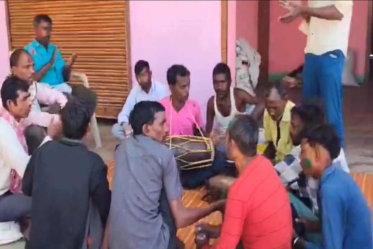Holi 2025 Special Story: इस घटना ने बदल दी परंपरा.. दो दिन पहले ही होली का त्योहार मनाने लगे यहां के लोग, रहस्यमय कहानी जान आप भी हो जाएंगे हैरान