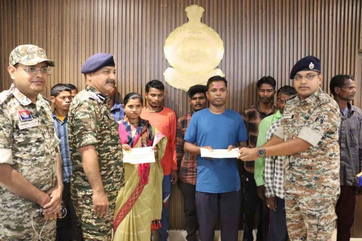 Chhattisgarh Naxalites Surrender: सरेंडर करते ही AC मेंबर ने ही खोली माओवादियों की पोल.. कहा, ‘बड़े नेता करते है ऐश, छोटे नक्सली रहते है भूखे पेट’, आप भी सुनें
