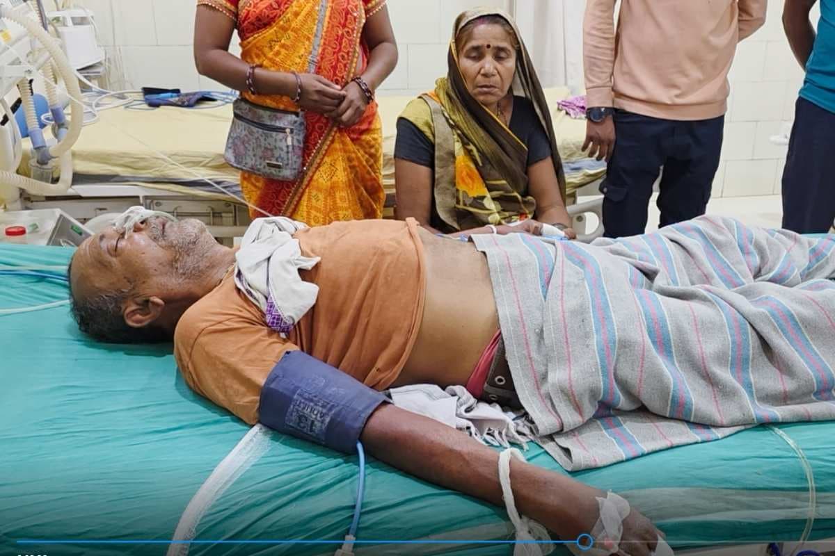 Farmer attempted suicide: तहसीलदार के सामने ही जहर पी गया परेशान किसान.. जमीन कब्जे के मामले में लगातार काट रहा था सरकारी दफ्तरों के चक्कर