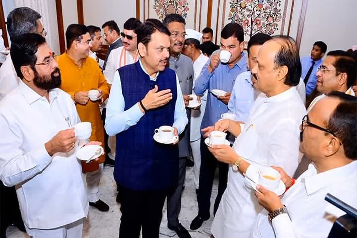 Dhananjay Munde Resignation: सीएम ने खाद्य मंत्री धनंजय मुंडे से मांगा इस्तीफा, जानिए क्यों अचानक लिया पद छीनने का फैसला
