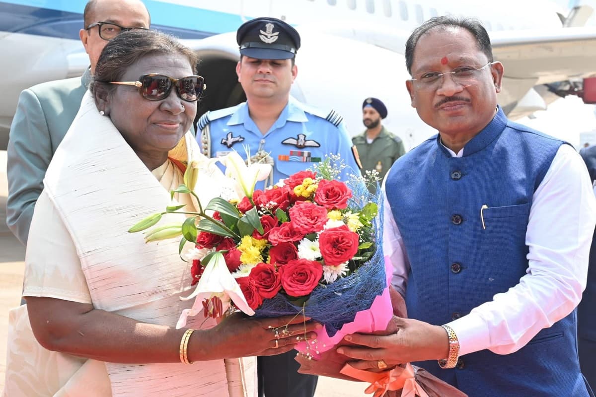 President Draupadi Murmu CG Visit: रायपुर पहुंची राष्ट्रपति द्रौपदी मुर्मू, एयरपोर्ट से विधानसभा के लिए हुई रवाना, सुरक्षा में 900 जवान तैनात