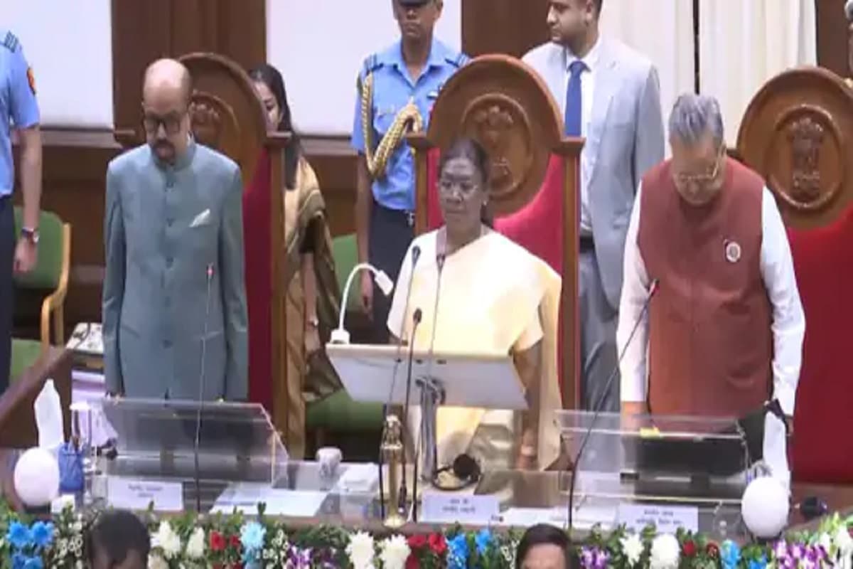 President Droupadi Murmu CG Visit: ‘जय जोहार…’, विधायकों को संबोधित कर रहीं राष्ट्रपति द्रौपदी मुर्मू, कहा- रजत जयंती वर्ष की गाड़ा-गाड़ा बधाई, देखें लाइव