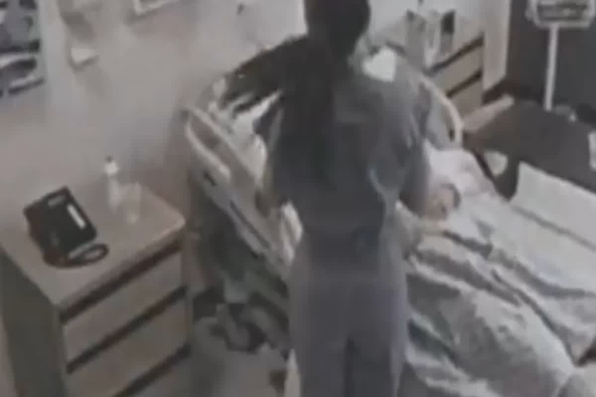 Nurse Show Private Part to Patient: मरीज को जल्दी ठीक करने नर्स ने दिखाया अपना प्राइवेट पार्ट, अस्पताल का सीसीटीवी फुटेज वायरल, जानिए कैसा था बीमार शख्स का रिएक्शन