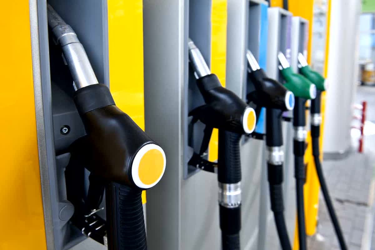 Petrol Diesel Price Today News: 5 रुपए सस्ता हुआ पेट्रोल, डीजल के रेट में भी ताबड़तोड़ कटौती, नवरात्रि से एक दिन पहले आम जनता को बड़ी राहत