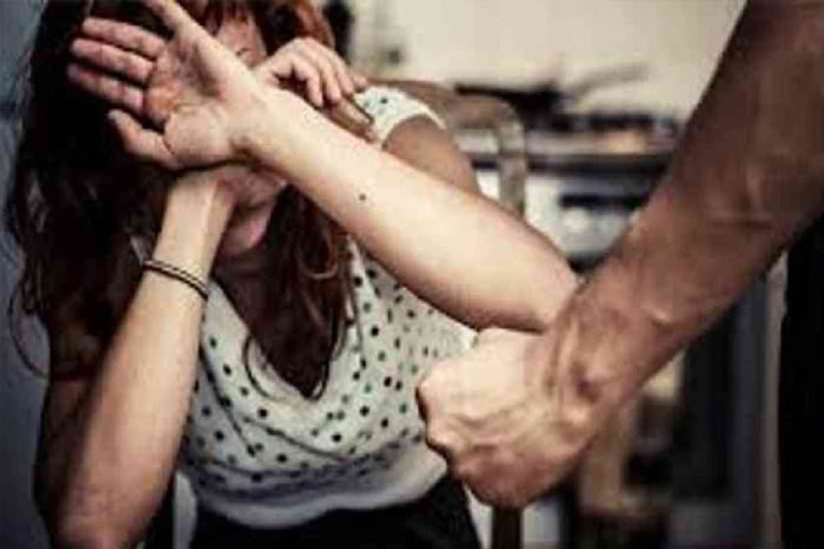 UP Rape News: घर में अकेली थी दलित किशोरी, युवक ने उठाया मौके का फायदा और कर दी घिनौनी हरकत