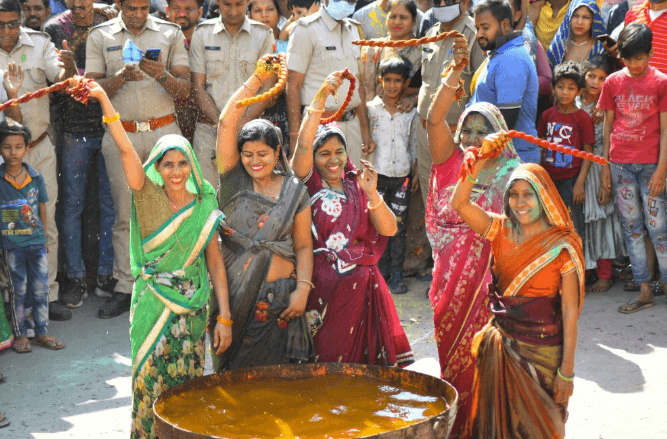 Holi Festival in India 2025: होली में देवर को भाभी मारती है कोड़े, देखता है पूरा गांव… भारत के इन राज्यों में मनाया जाता है हैरान कर देने वाला रंगो का त्योहार