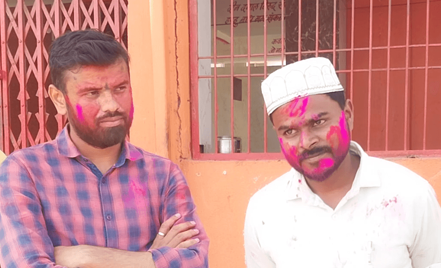 Hindu Muslim Holi Celebrations: MP में होली पर दिखी भाईचारे की मिसाल… हिंदू-मुस्लिम एकता की छाई बहार, दोस्तों ने गले मिले और मनाया रंगों का त्योहार