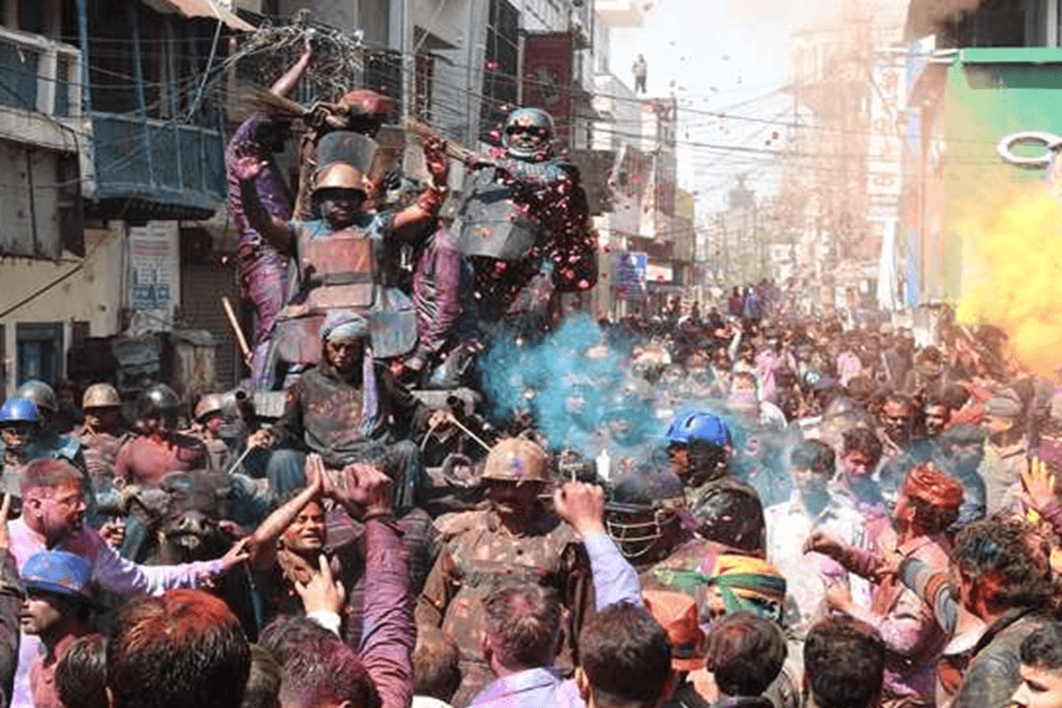 Shahjahanpur Holi Violence: यूपी में होली जूलूस के दौरान बवाल, पुलिस पर फेंके जूते-चप्पल और पत्थर, फिर जवानों ने जमकर बरसाईं लाठियां