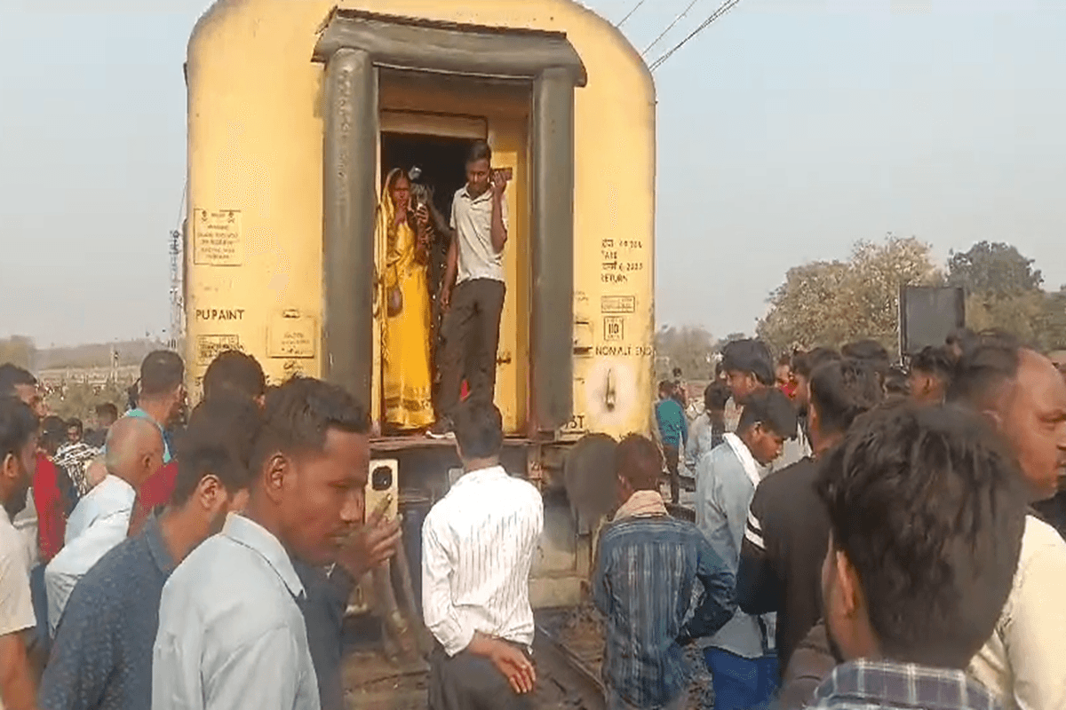 Singrauli Train Accident: एमपी में टला एक बड़ा रेल हादसा, ट्रैक पर दौड़ती इंटरसिटी एक्सप्रेस दो हिस्सों में बटी, यात्रियों में मचा हड़कंप