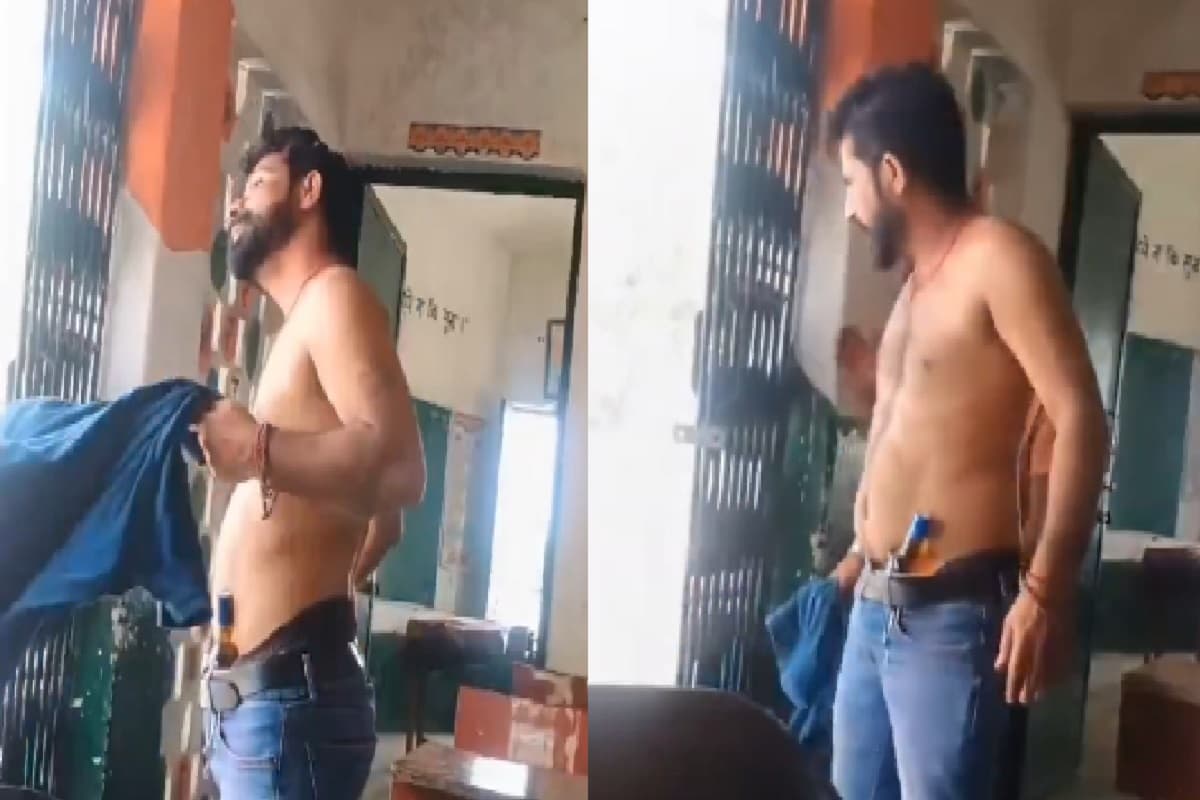 UP News: कमर में दारू की बोतल लटका कर स्कूल पहुंचा शराबी, टीशर्ट उतारकर बच्चों के साथ करने लगा ऐसा काम, वीडियो हुआ वायरल