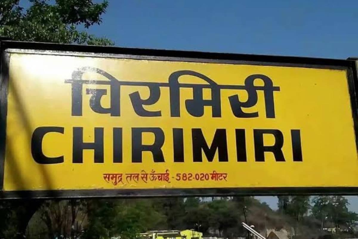 Chirmiri Dead Body Found: होली मिलन के लिए निकली थी युवती.. सामुदायिक भवन के भीतर फंदे पर लटकती मिली लाश, परिजनों का सनसनीखेज दावा