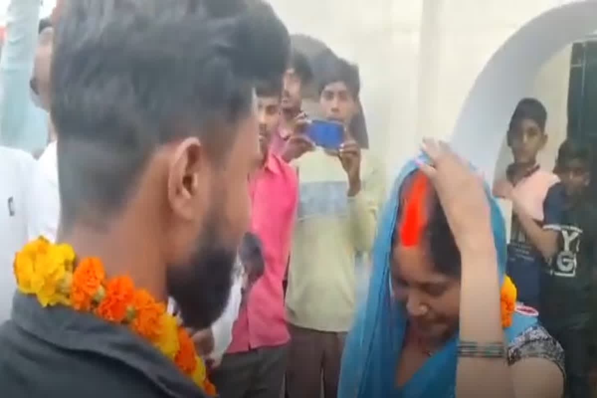 Wife Married Her Lover: पत्नी को कर दिया प्रेमी के हवाले, गाँव वालों के सामने कराई दोनों की शादी, पति बोला- तुम जाओ, बच्चों को मैं पाल लूंगा