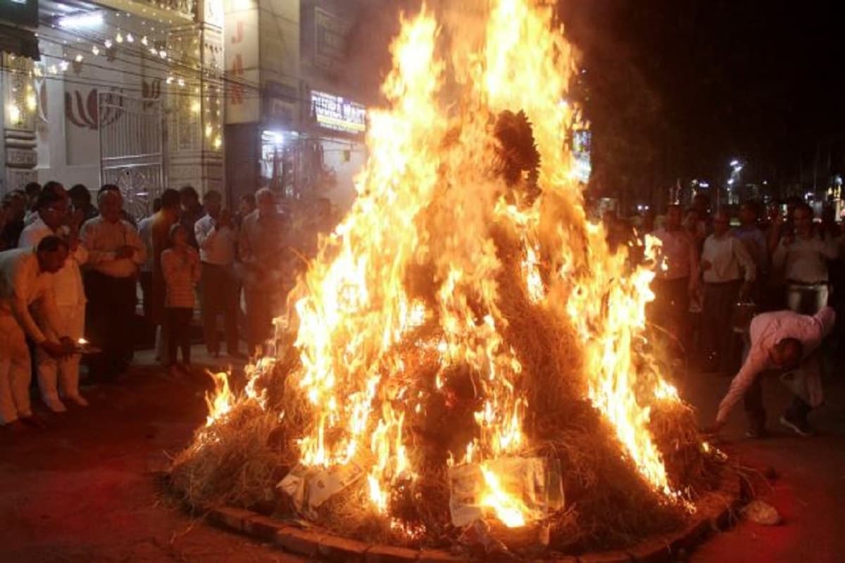 Holika Dahan Time: कितने बजे होगा होलिका दहन जानें शुभ मुहूर्त, पूजन सामग्री, पूजा विधि और मंत्र