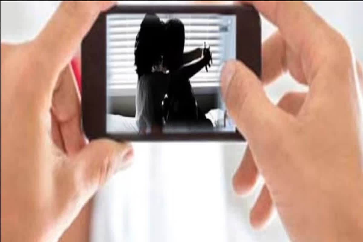 Girl Showing Porn Video: बच्ची को इस बहाने अश्लील वीडियो दिखा रहा था युवक, आसपास के लोगों ने कर दिया ये बड़ा कांड, जानकर रह जाएंगे हैरान