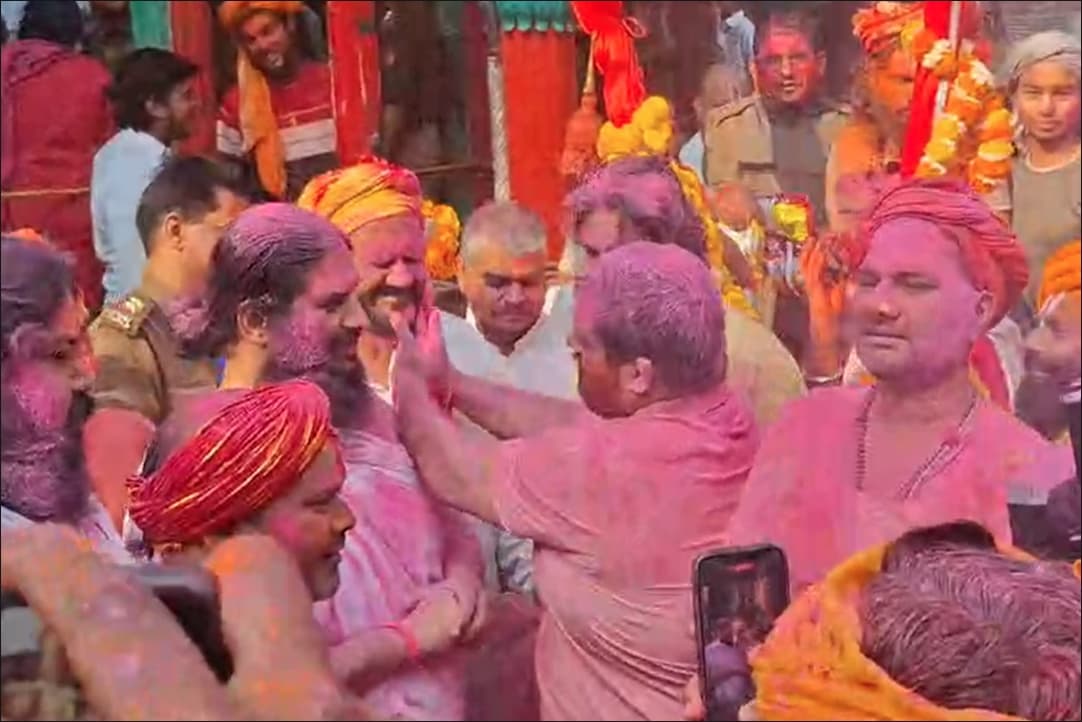 Ayodhya Holi Special: होली खेले रघुबीरा, अवध में..! अयोध्या में होली की हुड़दंग, साधु-संत कुछ इस तरह खेलते हैं रामलला के साथ फाग