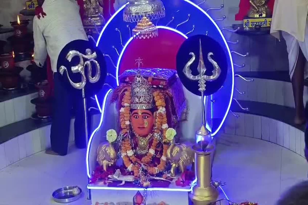 Ganga Maiya Mandir: नवरात्रि के पहले दिन गंगा मैया मंदिर में उमड़ी श्रध्दालुओं की भीड़, प्रज्वलित किए गए मनोकामना ज्योति कलश