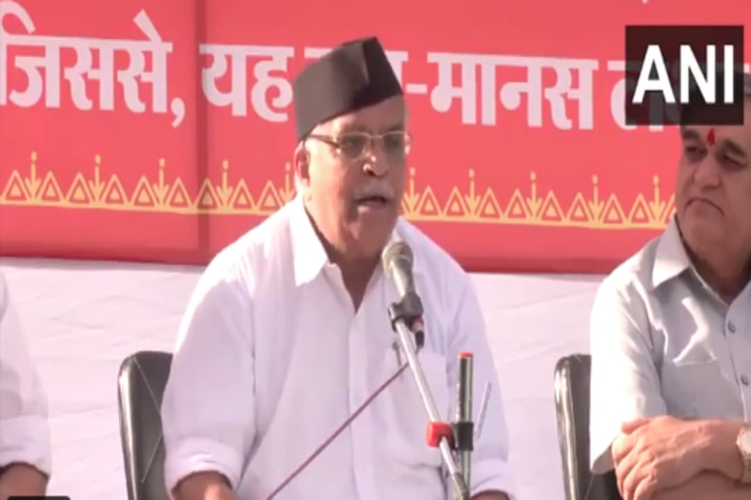Maharashtra Latest Political News: भैयाजी जोशी के बयान से गरमाई महाराष्ट्र की राजनीति! पूर्व सीएम ने कहा- ‘दर्ज हो देशद्रोह का केस’, जानिए क्यों मचा है बवाल