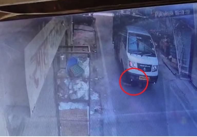 Pickup driver crushed young man in bhopal। Photo Credit: IBC24