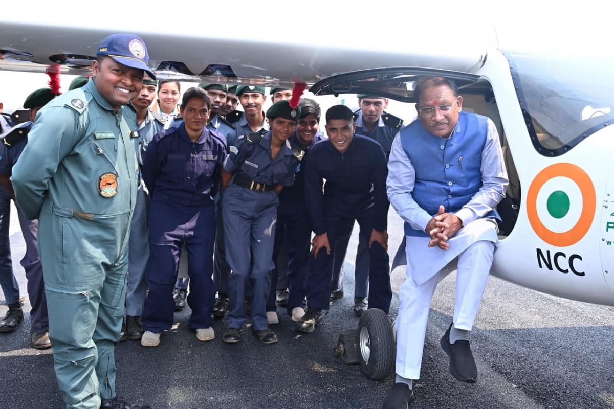 CM Sai Inaugurated Flight Training: सीएम साय ने किया विमान उड़ान प्रशिक्षण का शुभारंभ, एनसीसी कैडेट्स से मुलकात कर बढ़ाया उत्साह
