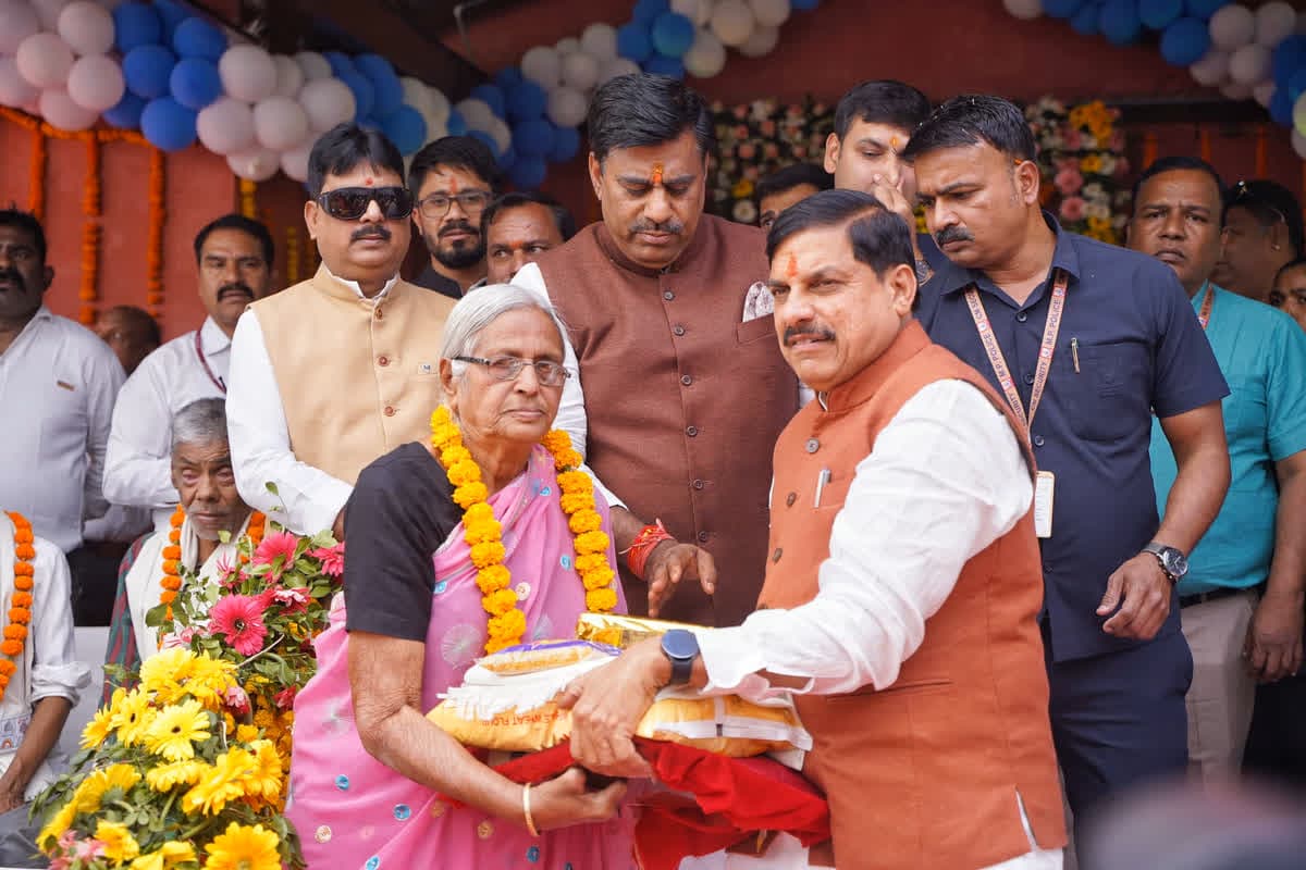 CM Mohan Yadav Birthday: मुख्यमंत्री डॉ. मोहन यादव ने कुष्ठ रोगियों संग मनाया अपना 60वां जन्मदिन, आश्रम में केक काटकर अपने हाथों से भोजन भी परोसा