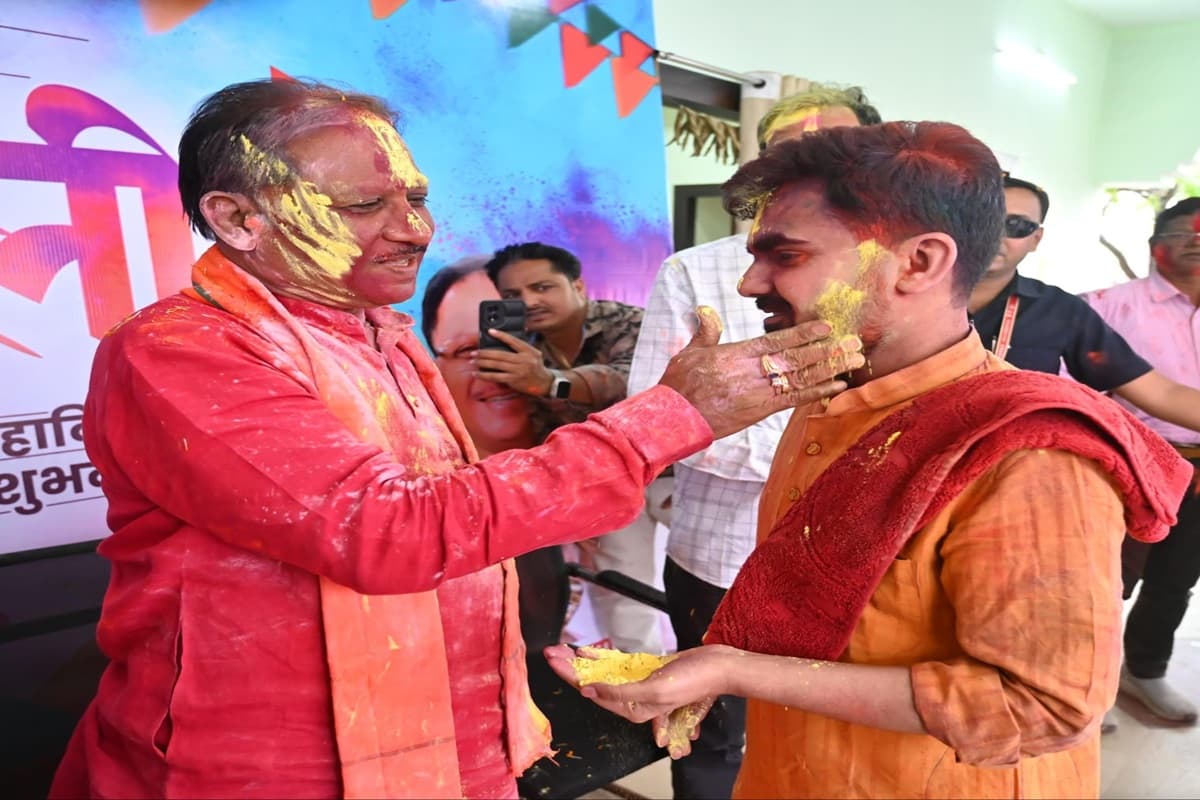 Holi Celebration In CM House: होली के रंग में रंगे सीएम साय, गृह ग्राम बगिया में ग्रामीणों संग मनाई होली, बड़ी संख्या में उमड़ा जनसैलाब