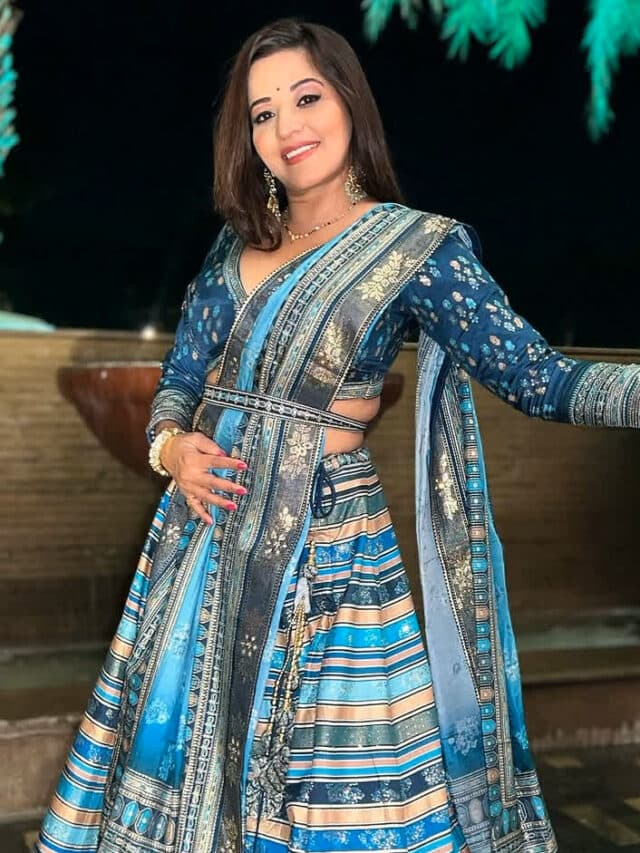 Monalisa Sanskari Look: मोनालिसा ने दिखाया संस्कारी अवतार, ब्लू लहंगे में लूटी महफिल