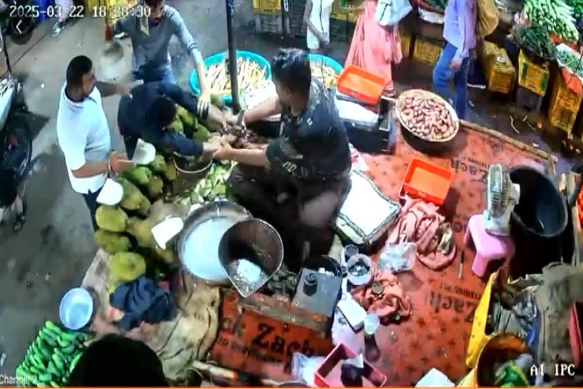 Drunk Men Viral Video: सब्जी बाजार में नशेड़ी युवक ने महिला संग की ऐसी हरकत, कैमरे में कैद हुई करतूत, देखें वीडियो