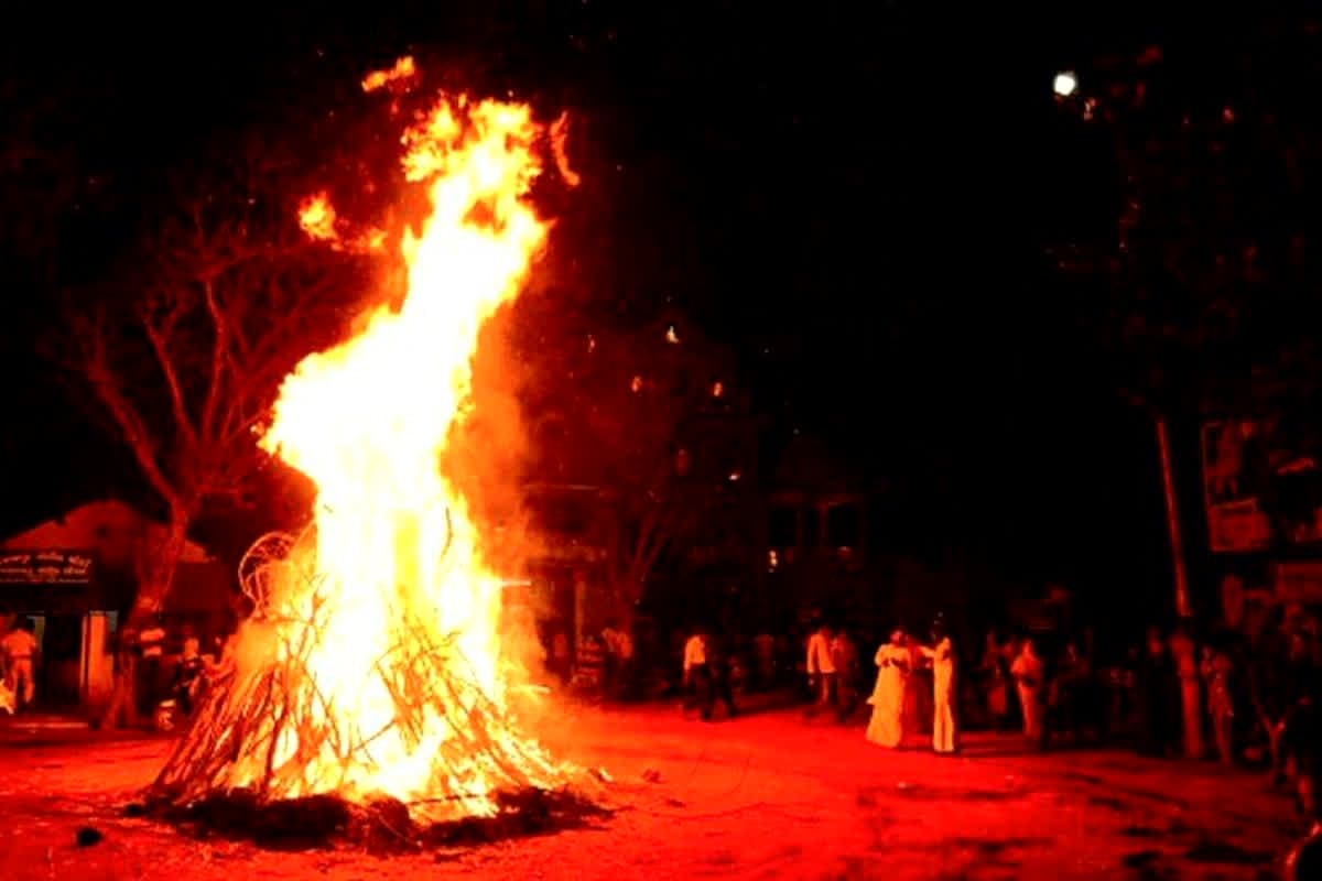 Holika Dahan 2025 Niyam: सावधान..! होलिका दहन की पवित्र अग्नि में भूलकर भी ना डालें ये चीजें, बर्बादी की कगार पर पहुंच जाएगी जिंदगी