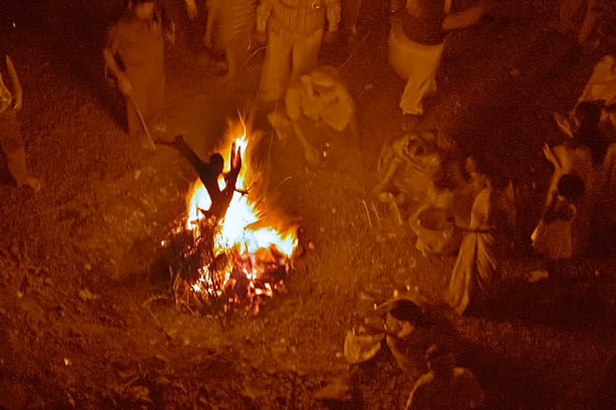 Holika Dahan 2025 Ke Upay: क्या आपके भी विवाह में आ रही बाधाएं? होलिका दहन पर जरूर करें ये उपाय, जल्द बनेंगे योग