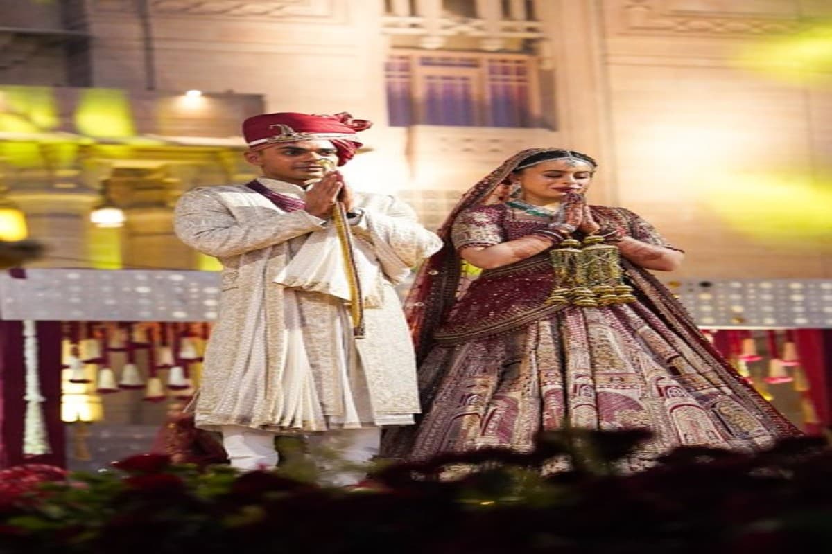 Karthikeya-Amanat Wedding: परिणय सूत्र में बंधे कार्तिकेय-अमानत.. पत्नी साधना सिंह संग जमकर थिरके ‘मामा’, वर-वधू को आशीर्वाद देने पहुंचे कई दिग्गज नेता
