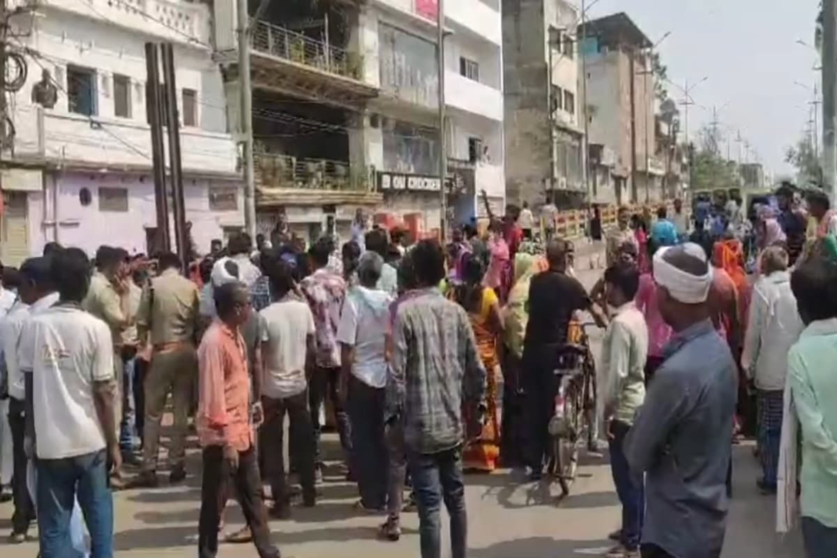 Katni Murder News: नदी किनारे मिला युवक का अधजला शव, आक्रोशित लोगों ने चक्काजाम कर पुलिस पर लगाए ये गंभीर आरोप