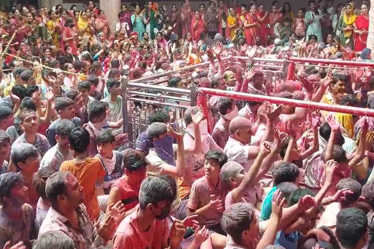 Khargone Ki Anokhi Holi: खरगोन में ब्रज की तर्ज पर खेली जाती है 40 दिनों की होली, भक्त अबीर-गुलाल लेकर भगवान के साथ खेलते हैं फाग