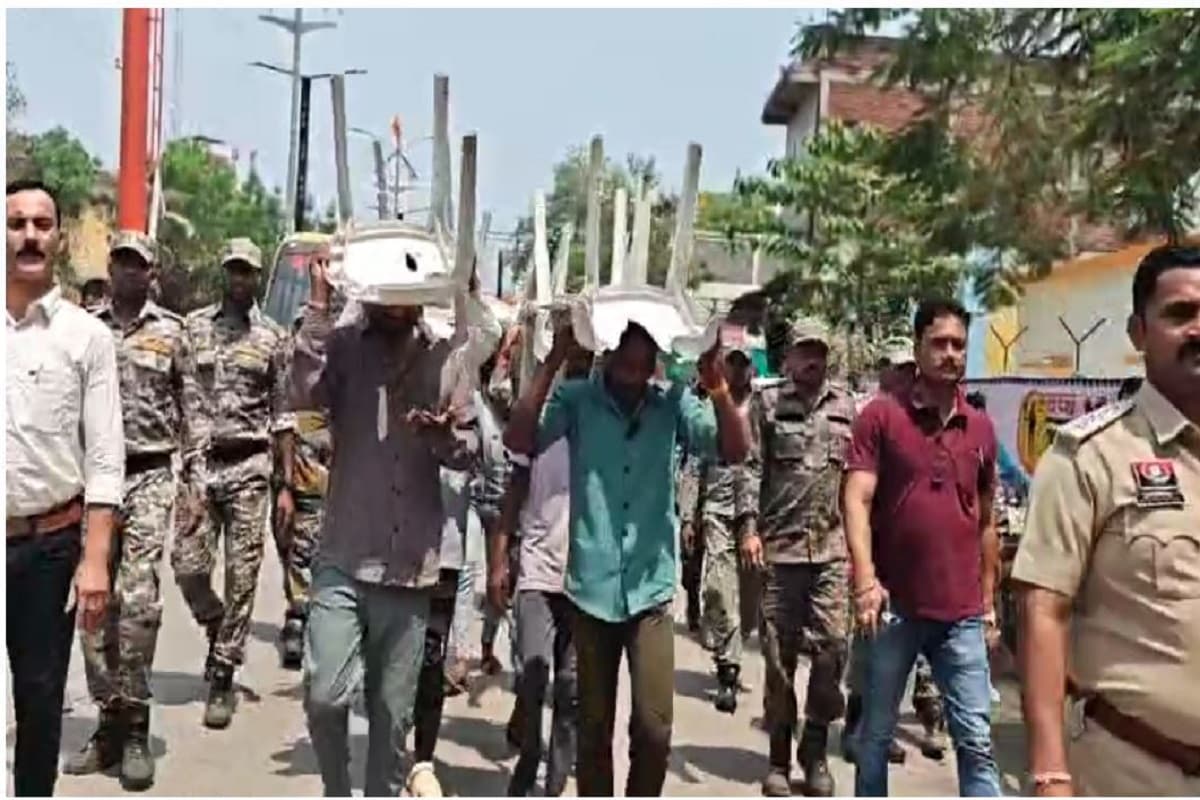 CG crime news : भोरमदेव महोत्सव में कुर्सी तोड़ने वाले 12 आरोपी गिरफ्तार, पुलिस ने सिर पर कुर्सी रखकर घुमाया