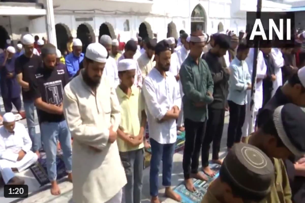 Juma Namaz News: पटना, कोलकाता, दिल्ली समेत कई शहरों में अदा की गई नमाज, संभल में सुरक्षा के दिखे कड़े इंतजाम