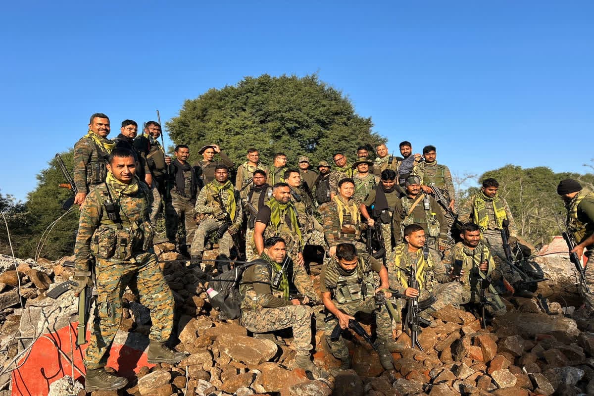 CG Bijapur Naxal News: नक्सल-स्मारक पर चला बुलडोजर, नक्सलियों के गढ़ में घुसकर कई फीट ऊंचे स्मारक को जवानों ने किया ध्वस्त, देखें वीडियो