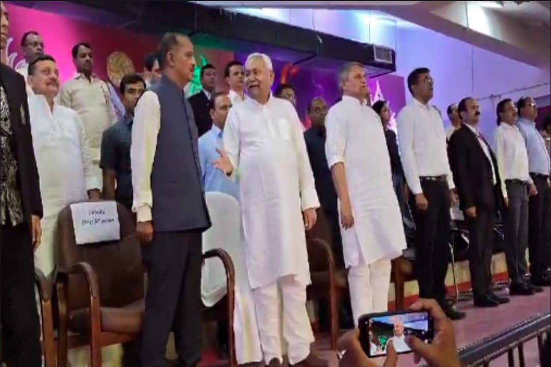 CM Nitish Kumar Video Viral: राष्ट्रगान के बीच मंच पर ऐसी हरकत दिखे सीएम नीतीश कुमार, प्रधान सचिव ने टोका, तेजस्वी यादव ने वीडियो शेयर कर साधा निशाना