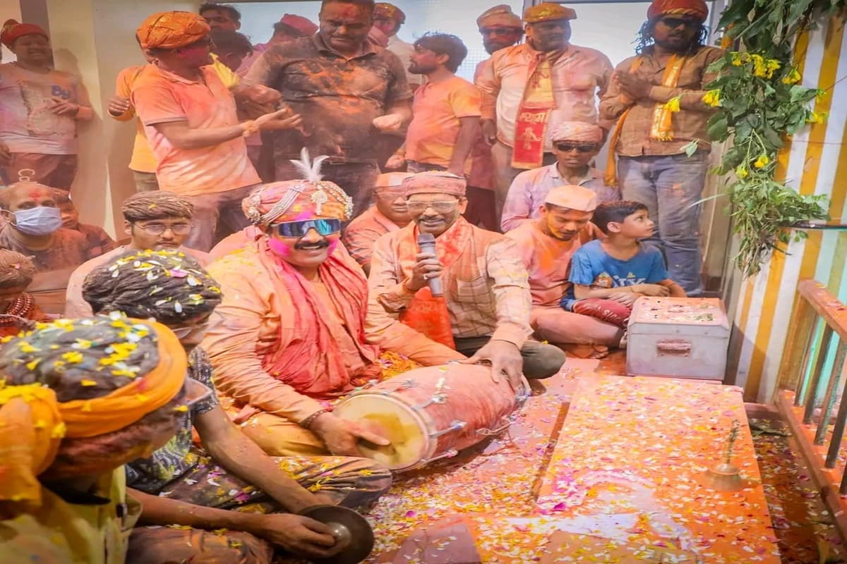 Sehore Holi 2025: सीहोर में खेली गई महादेव की होली, कुबेरेश्वर धाम में उड़े रंग-गुलाल, कथावाचक पंडित प्रदीप मिश्रा ने बदली ये नवाबी परंपरा