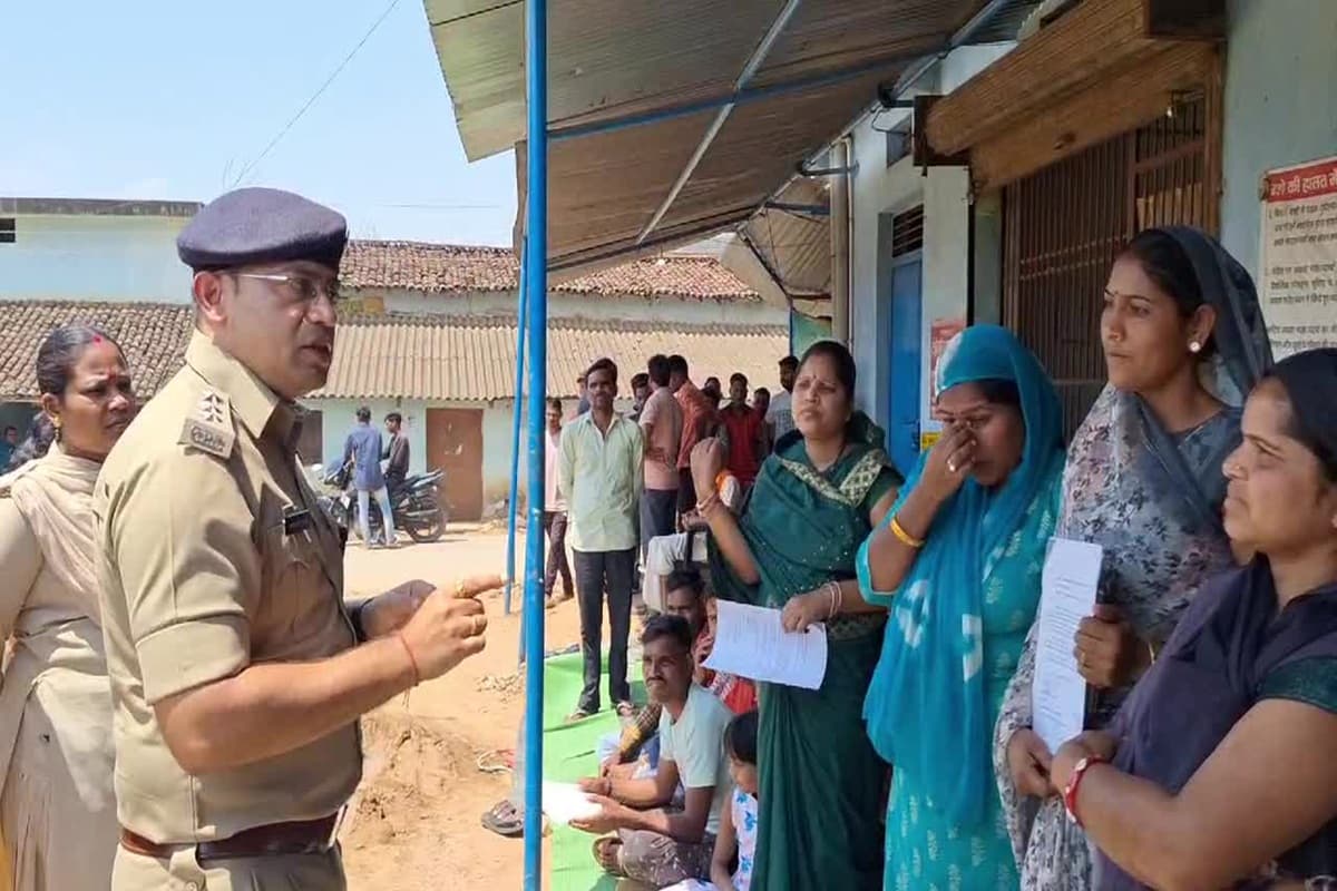 Women Protest On Liquor Shop: शराब दुकान के बाहर महिलाओं का प्रदर्शन, शराबियों के अश्लील हरकतों से परेशान हो कर जमकर की नारेबाजी