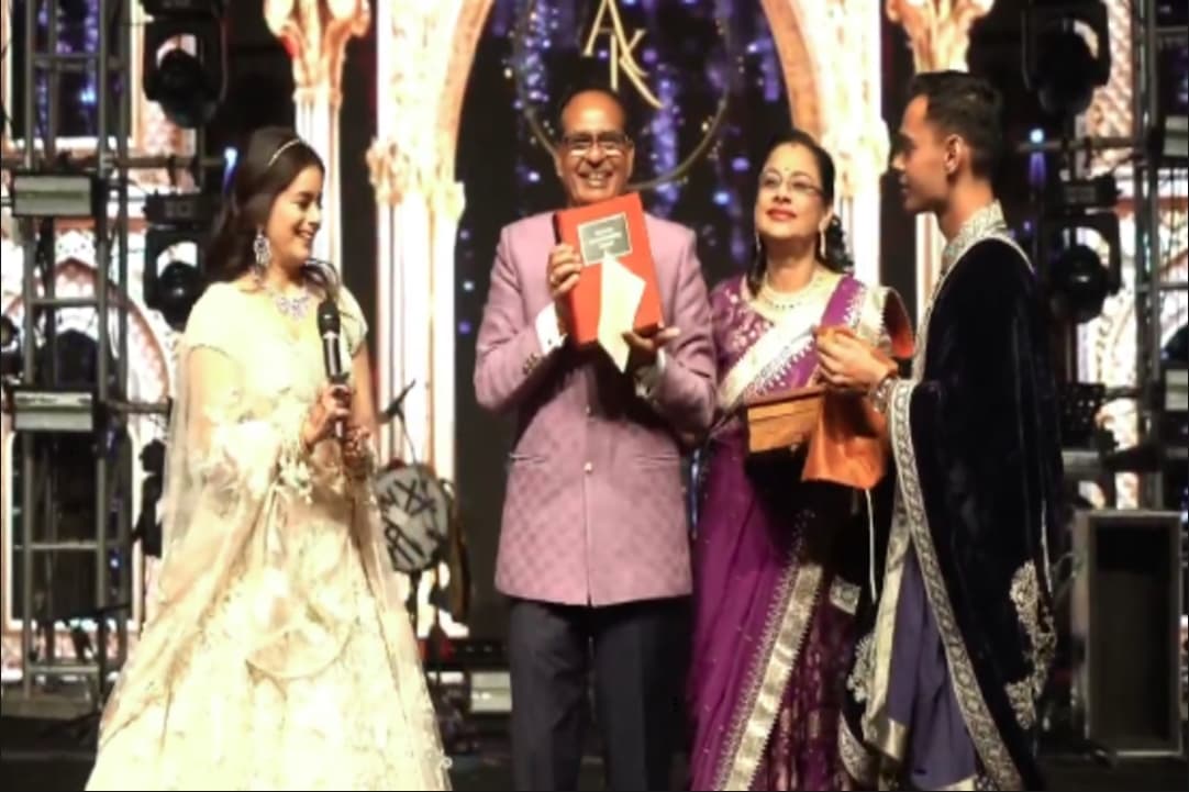 Shivraj Singh Son Kartikey Wedding: कार्तिकेय और अमानत का उपहार पाकर भावुक हुए शिवराज सिंह चौहान, मंच से सुनाई रामचरितमानस की चौपाई, जानें क्या दिया ऐसा..