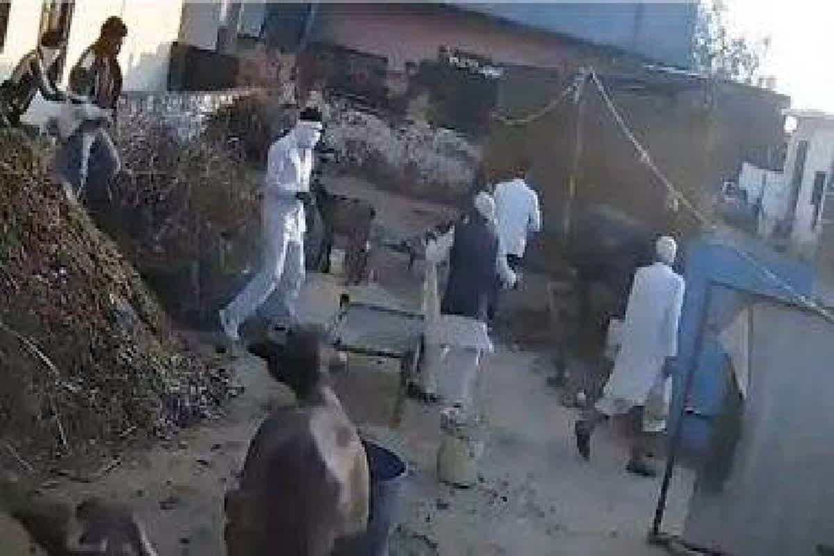 UP Crime News: जमीन विवाद में बुजुर्ग की हत्या, परिजनों पर भी किया गया हमला, घटना का वीडियो आया सामने