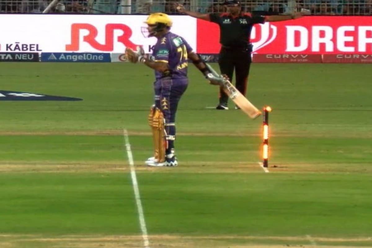 KKR Vs RCB Hit Wicket Controversy: बल्लेबाजी के दौरान स्टंप्स में लगा सुनील नरेन का बल्ला, अंपायर ने नहीं दिया आउट, जानें क्यों?