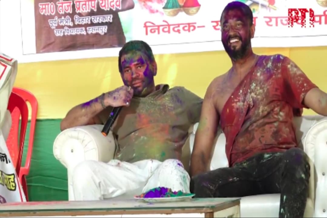 Tej Pratap Yadav Video Viral: ‘ये सिपाही ठुमका लगाओ नहीं तो..’ तेज प्रताप यादव ने पुलिसकर्मी से वर्दी में कराया डांस, बीजेपी ने कहा- ‘जैसा पिता वैसा पुत्र’